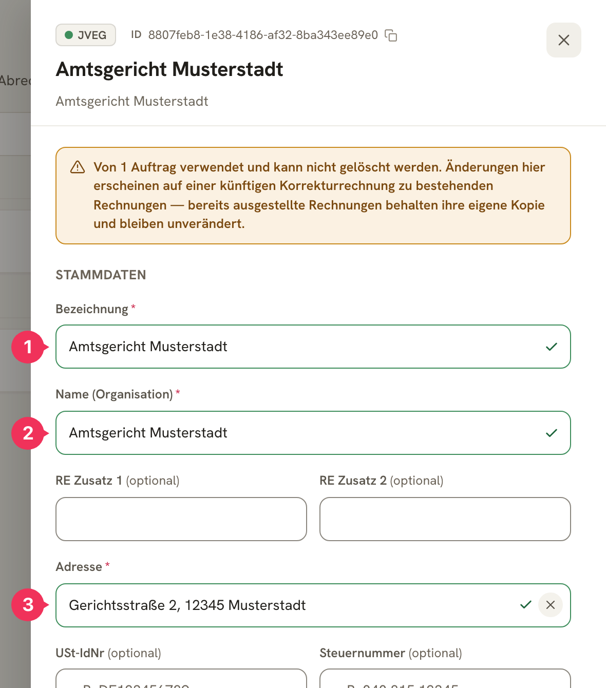Форма Kostenträger с выделенными полями Bezeichnung, Name (Organisation) и Adresse